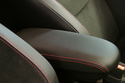 armrest ABS/vinyl • MLC310-P10V10 black-black - with red seam