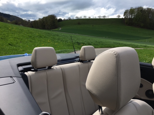 Entspannte Cabrio-Fahrt mit mehreren Passagieren dank AUCO Rücksitz-Windschott
