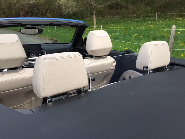 Ruhiger und komfortabler Innenraum im Cabrio dank reduziertem Fahrtwind durch das AUCO Rücksitz-Windschott