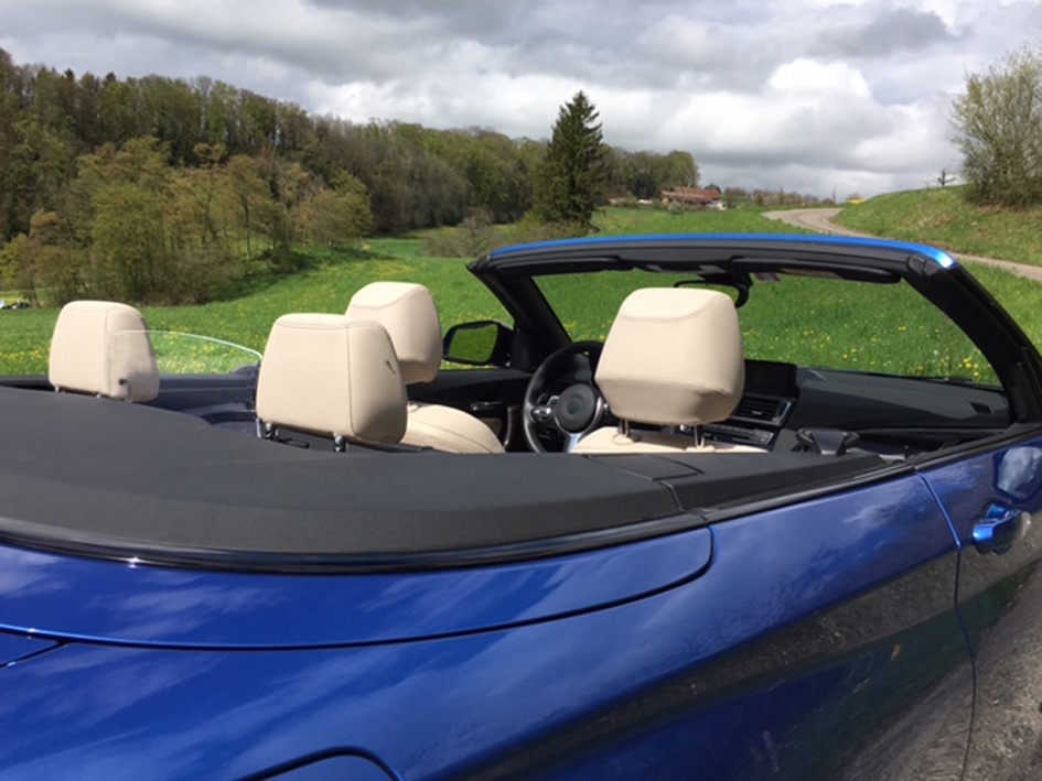 Open-top convertible driving with high comfort on all seats thanks to the AUCO rear seat wind deflector